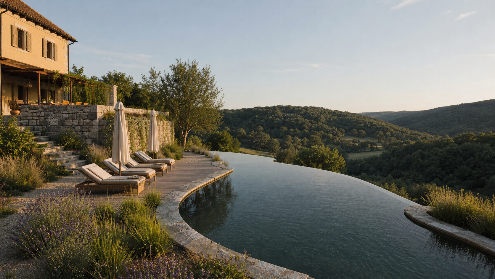 Bazen s pogledom na zelenu dolinu na imanju Secret Garden u Golinji